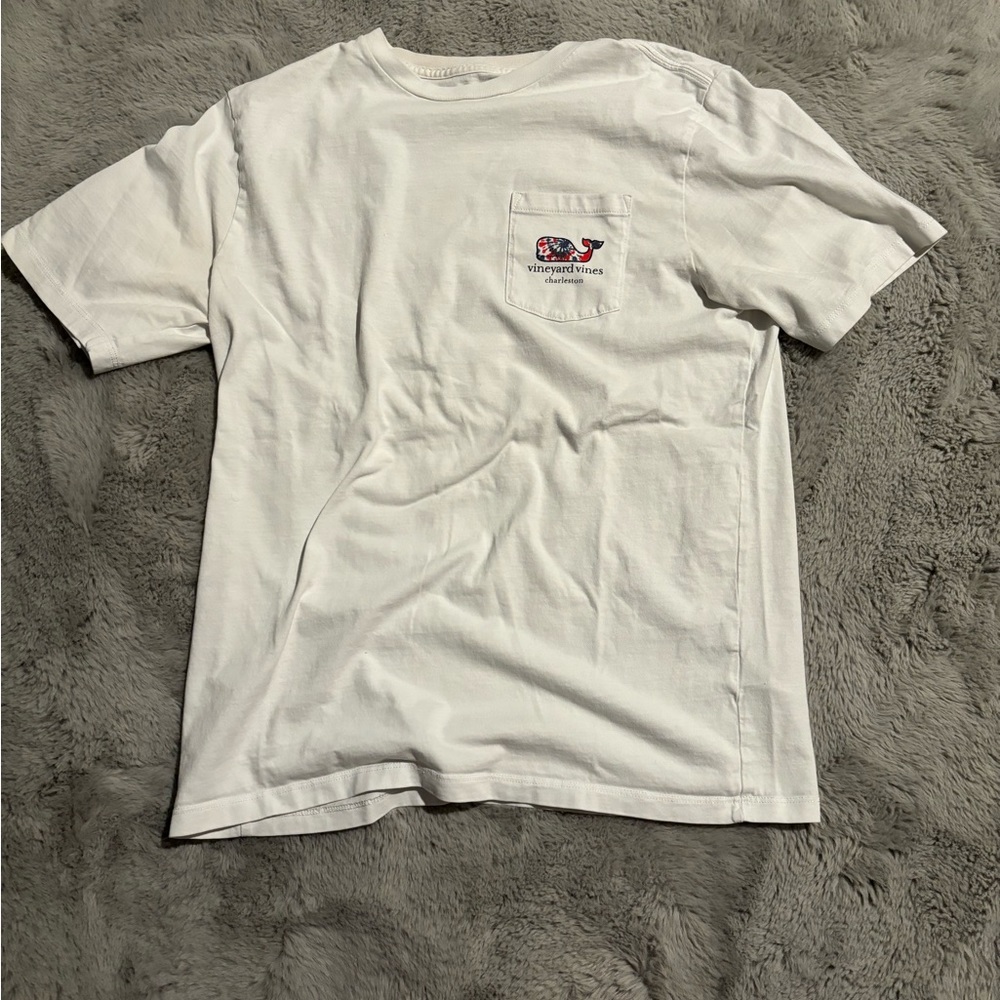white vineyard vines tee shirt
